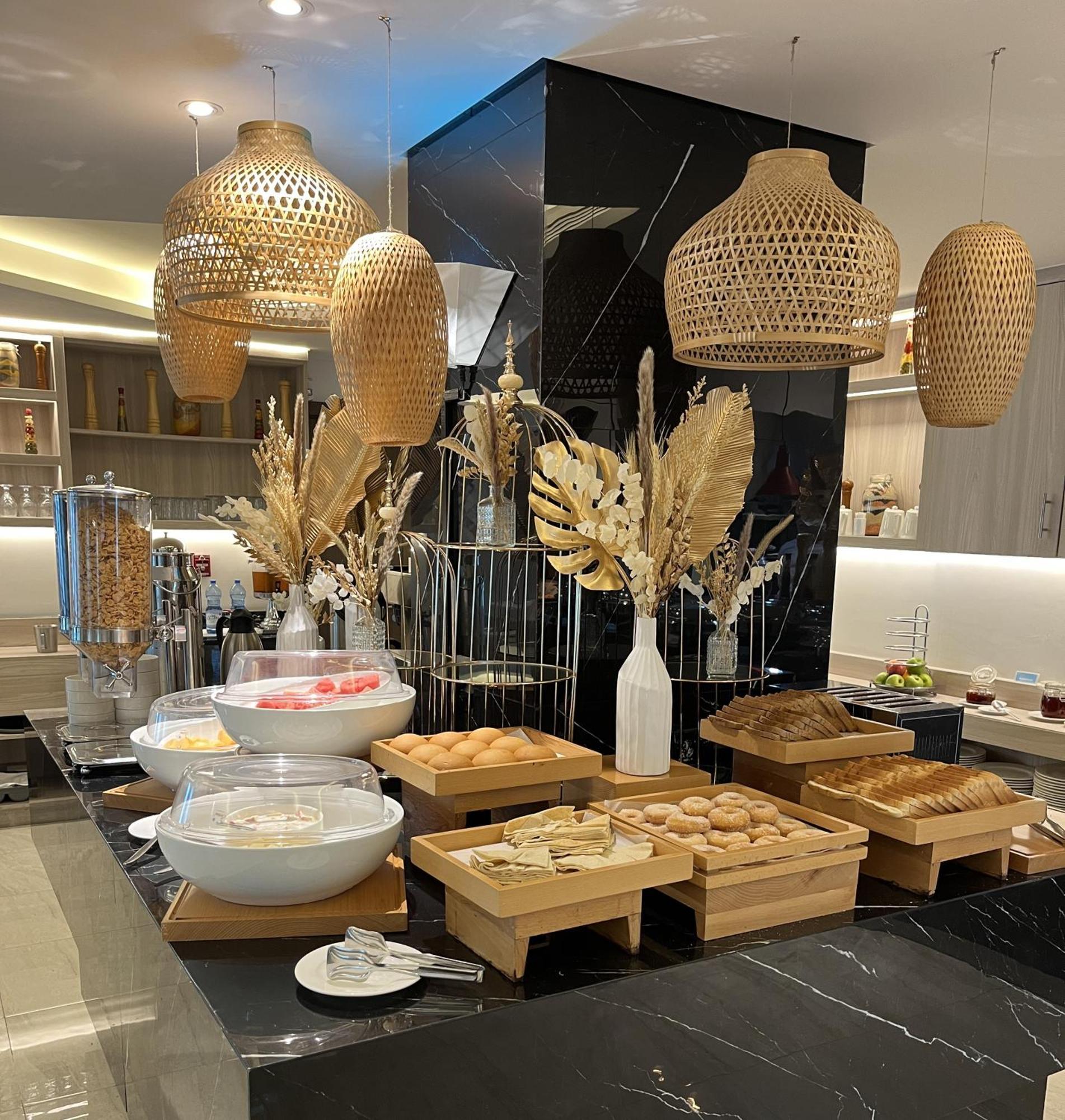 C - Hotel And Suites Doha Eksteriør billede